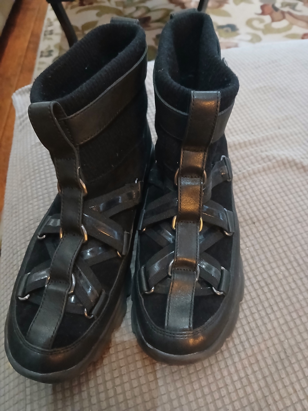 Women's UGG Black Lakes & Light High Top Sneakers Size 9.5 Like New